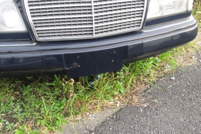 車のフロントバンパー